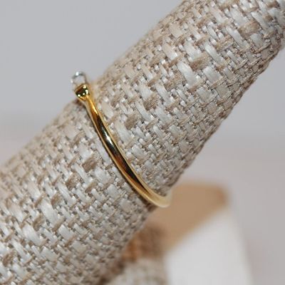 Size 7½ Small Emerald Cut Horizontal Clear Stone Ring on a Gold Tone Band (1.3g)