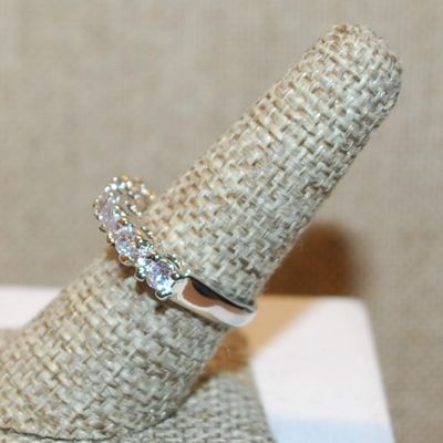 Size 7½ Row of 5 Clear Stones Ring on a Silver Tone Band (3.9g)