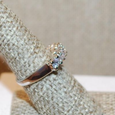 Size 7½ Row of 5 Clear Stones Ring on a Silver Tone Band (3.9g)