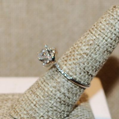Size 7½ Main Clear Stone on a Circle of Accent Stones Ring on a Silver Tone Band (2.4g)