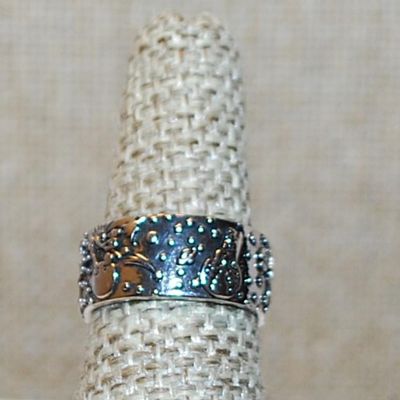 Size 7½ "Sunburst, Moons & Stars" Ring on a Silver Tone No Stones Band (5.4g)
