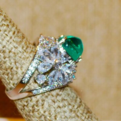 Size 7½ Large Pyramid Cut Green Main Stone & Glitter Flower Petals Side Accents on a Silver Tone Band (8.9g)
