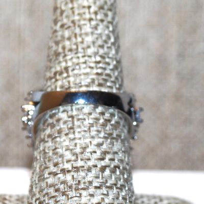 Size 7½ Large Pyramid Cut Green Main Stone & Glitter Flower Petals Side Accents on a Silver Tone Band (8.9g)