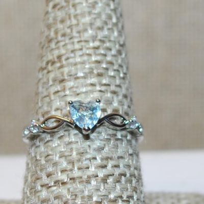 Size 7½ Very Light Blue Small HEART Stone Ring with Loops & Stone Accents on a Silver Tone Band (1.6g)