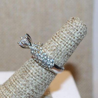 Size 8 Highrise Round Main Stone Ring with "Waves" of Accents Stones on a Silver Tone Band (5.0g)