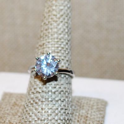 Size 8 Marked .925 Highrise 6 Prong Round Clear Stone Ring on an Overlap Silver Band (4.8g)
