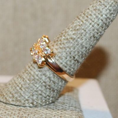 Size 8 Double Rows Clear Angled Marquise Cut Stones Ring with a Rosy Gold Center Line on a Gold Tone Band (3.7g)