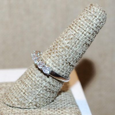 Size 8 Row of 7 Clear Stones Ring on a No-Accents Silver Tone Band (2.5g)