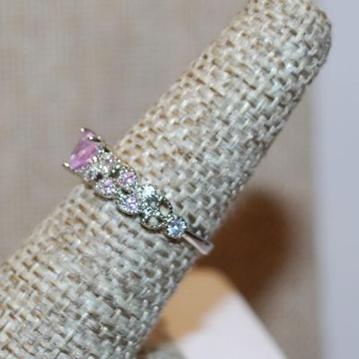 Size 8¼ Transparent Light Pink HEART Stone Ring with Pink "Leaf" Side Accents on a Silver Tone Band (2.4g)