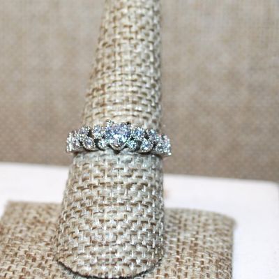 Size 8¼ Clear HEART Stone Ring with Clear "Leaf" Side Accents on a Silver Tone Band (2.2g)