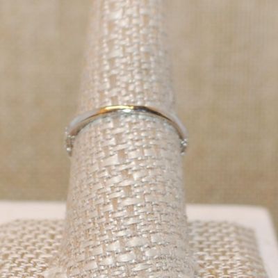 Size 8¼ Triple Deep Blue Round Stones Ring on a Silver Tone Band (3.9g)