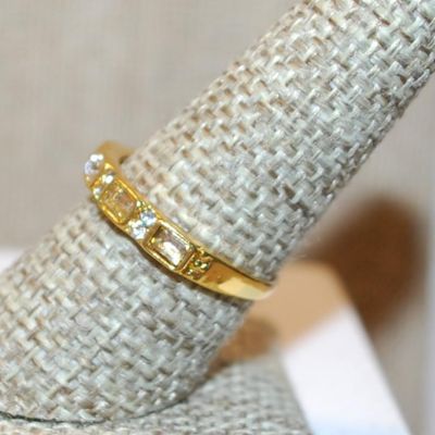 Size 8½ "Gold-Lined" Set of 5 Square Stones Ring with Clear Stones In Between on a Gold Tone Band (2.1g)