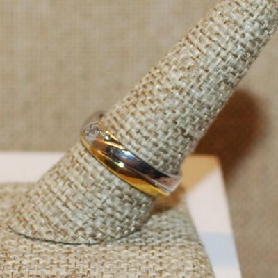 Size 8¾ Two Tone Ring with a 4 Stone Line Accent on a Silver Tone Band (4.8g)