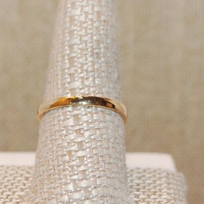 Size 9 Very Light Blue Single Stone Ring on a "Flower" Style Gold Tone Band (3.2g)
