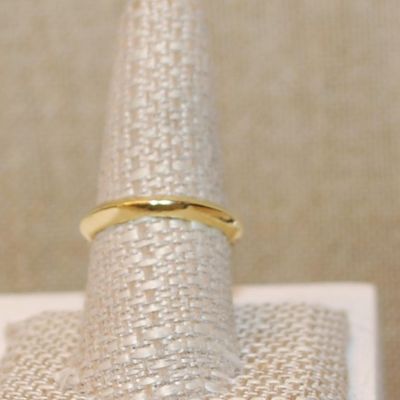 Size 9 Clear Main Stone in a "Diamond Shaped" Setting Ring & Accents On a Beveled Gold Tone Band (3.7g)
