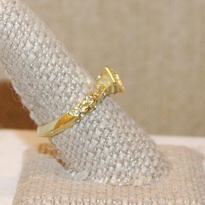 Size 9 Clear Main Stone in a "Diamond Shaped" Setting Ring & Accents On a Beveled Gold Tone Band (3.7g)