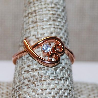 Size 9¼ Marked .925 Rose Gold Side HEART Style & Single Main Stone on a Rose Gold Band (2.4g)