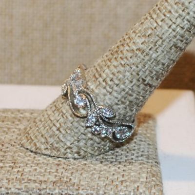 Size 10¼ Array of Glitter Rolls of Leaves and Stems Ring with a Silver Tone Band (4.0g)