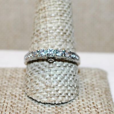 Size 10¾ High Row of Clear Stones Ring with Under Setting Accents on a Silver Tone Band (3.0g)