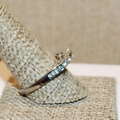 Size 10¾ High Row of Clear Stones Ring with Under Setting Accents on a Silver Tone Band (3.0g)