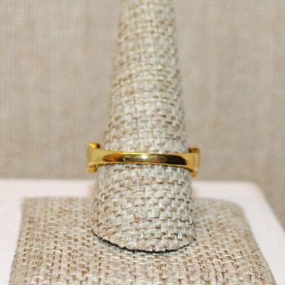 Size 11½ Large Blue Oval 4 Prong Stone Party Style Ring with Side Accents on a Gold Tone Band (8.2g)