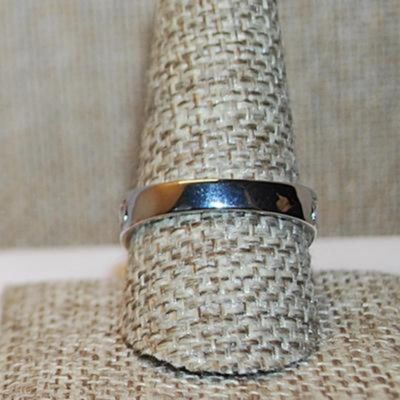 Size 9 Crowned "HEART in HANDS" Ring on a Silver Tone No-Stones Band (3.9g)