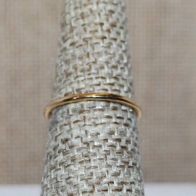 Size 8½ Delicate Horizontal Clear Stone & 2 Round GREEN Stones on a Gold Tone Band (1.1g)