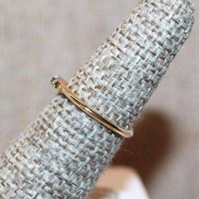Size 7 Delicate Horizontal Clear Stone & 2 Round GREEN Stones on a Gold Tone Band (1.2g)