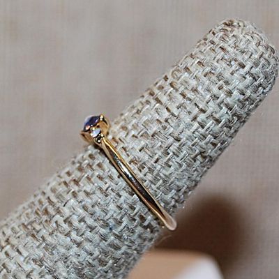 Size 6½ Delicate Round BLUE Stone Ring & 2 Opaque White Side Stones on a Gold Tone Band (1.1g)