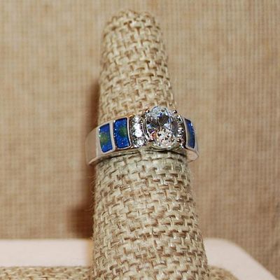 Size 8 Clear Oval Center Stone & 4 Blue & Yellow "Panels" Ring with 8 Side Accent Stones on a Silver Tone Band (5.0g)