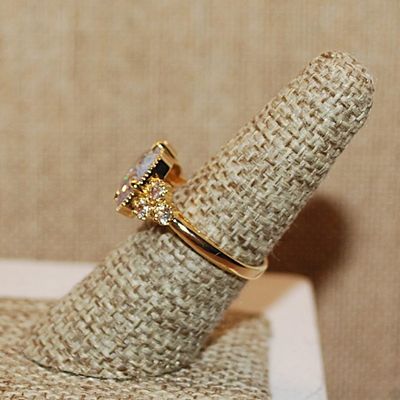 Size 7 Large Beveled Clear Glass Style Stone Ring with Triple Stone Side Accents on a Gold Tone Band (5.3g)
