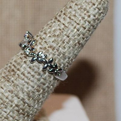Size 10 Marked .925 Tiny Group of 4 Stones Ring on a Graphic Flowered Silver Band (2.3g)