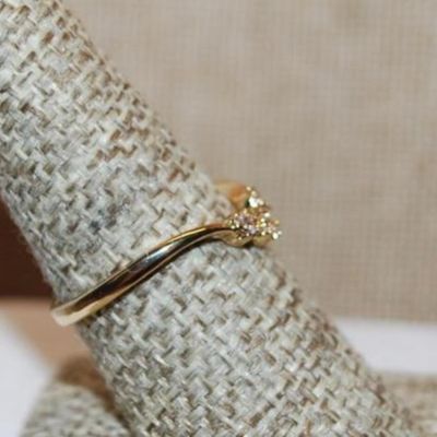 Size 9 Delicate Triple Round Clear Stones Ring in a "V" Setting on a Gold Tone Band (1.4g)
