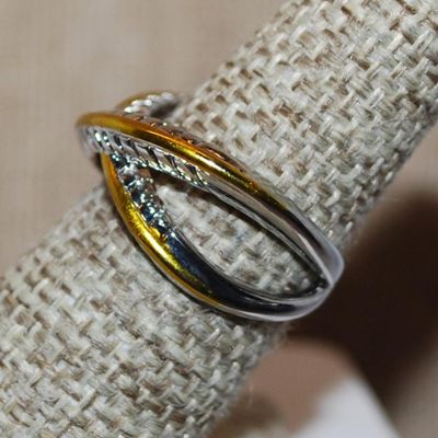 Size 7 Criss-Cross Silver Tone Band with Gold Colored Edging and Side Indents (4.5g)