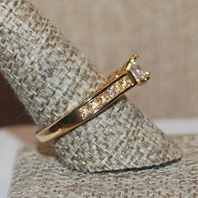 Size 10 Half Infinity Square Main Stone Ring with 12 Stone Side Accents on a Gold Tone Band (4.1g)
