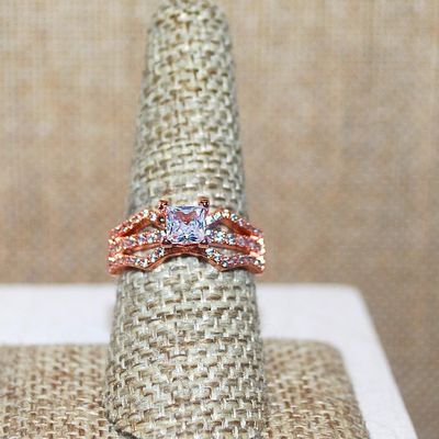 Size 6½ Rose Gold Square Main Stone Ring with 3 Rows of Side Accents on a Rose Gold Tone Band (3.9g)
