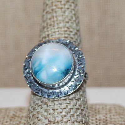 Size 9 Round SKY BLUES CABOCHON Gemstone Ring with Full Flat Surround on a Decorative Silver Tone Band (6.5g)