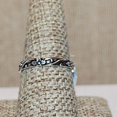 Size 9 Round SKY BLUES CABOCHON Gemstone Ring with Full Flat Surround on a Decorative Silver Tone Band (6.5g)