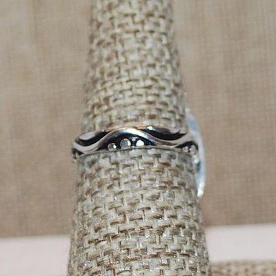Size 7 BLUES & BROWN Colored Oval CABOCHON Gemstone Ring with a Flat Full Surround on a Silver Tone Band (6.1g)
