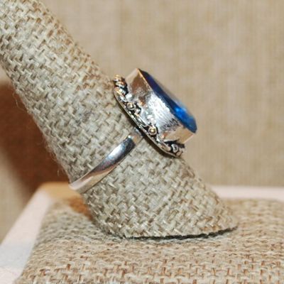 Size 9½ BLUE Pear Shape Transparent Glass Rhinestone Ring with a 6 Loop Rim Setting on a Silver Tone Band (4.9g)