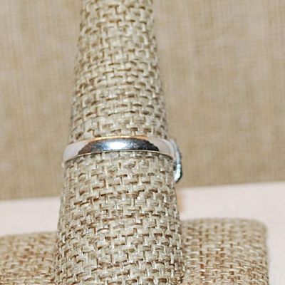 Size 8½ BLUE Pear Shape Transparent Glass Rhinestone Ring with a 6 Loop PEAR SHAPE Rim Setting on a Silver Tone Band (4.6g)