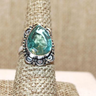 Size 8 Light GREEN Pear Shape Transparent Glass Rhinestone Ring with a 6 Loop & Side Globes Rim Setting on a Silver Tone Band (4.9g)