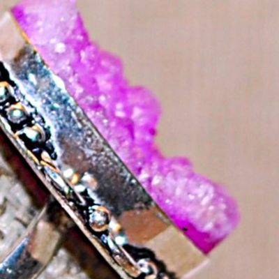 Size 8½ Oval PINK Rough-Cut Quartz Gemstone Ring with a 6 Loop Surround on a Silver Tone Band (7.2g)