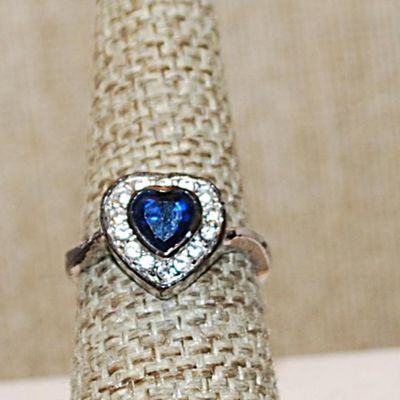 Size 7¼ VINTAGE Deep BLUE HEART Ring on a Heart Setting and Silver Tone Band (3.5g)