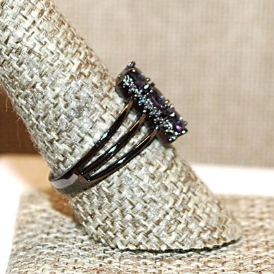 Size 9 Unique Triple PURPLE Round Vertical Stones Ring on an All Black Band (3.4g)