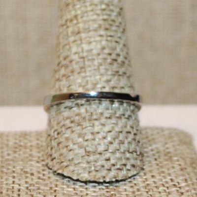 Size 10 Highrise Clear Stone Ring with Very Ornate Setting with a Silver Tone Band (3.8g)