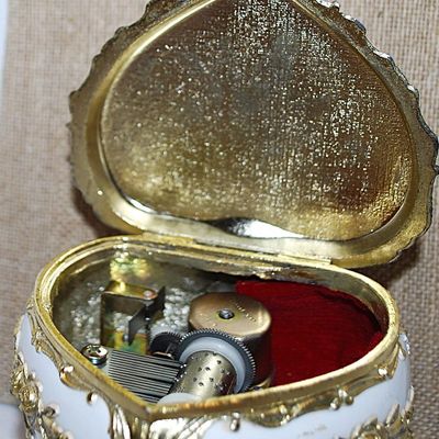 Heart Shape HINGED Trinket/Music Box Combo 3 ¾" L x 3½" W x 2¼" H -- Plays "HAPPY BIRTHDAY" -- "The San...