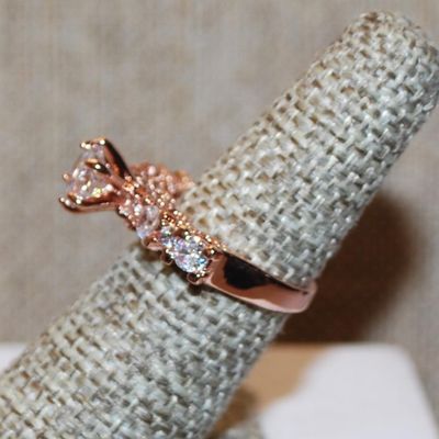 Size 6 Marked .925 Rose Gold Highrise Single Stone Ring with 4 Clear Stones Side Accents on a Silver Band (4.4g)