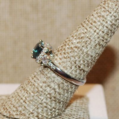 Size 7¼ Blue Transparent Azure Cut Stone with Full Surrounds & Side Accents on a Silver Tone Band (3.4g)