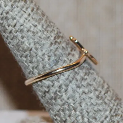 Size 8 Delicate Gold Colored "HAND" RING with Gold Tone Band (1.5g)